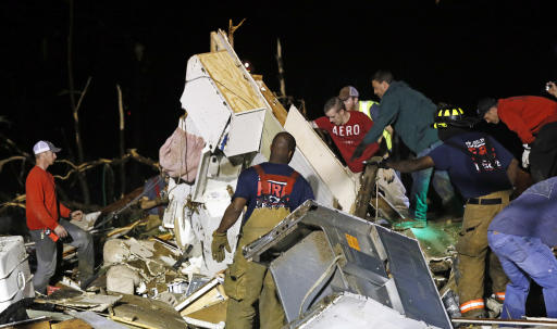 Rescatistas buscan entre los escombros de varias casas rodantes en Louisville, Mississippi, para localizar sobrevivientes el martes 29 de abril de 2014 luego de que un tornado golpeara esta comunidad el lunes por tarde. (Foto de AP/Rogelio V. Solis)