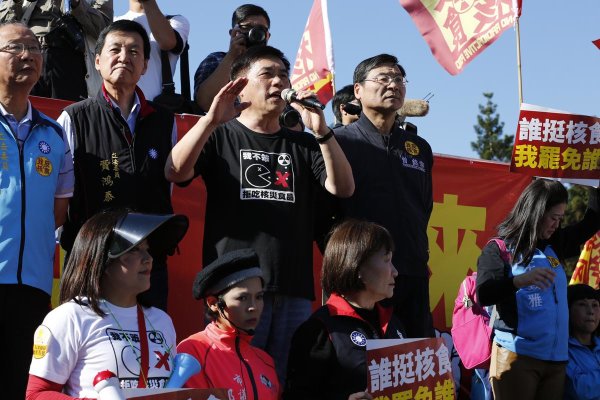 國民黨副主席郝龍斌與立委曾銘宗、費鴻泰同台向遊行群眾致意後隨即離去