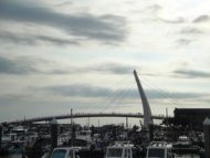 新北市淡水漁人碼頭情人橋是新北市著名觀光地標，但興建迄今已逾10年，又因鄰近海邊，14根橋柱連接橋面之鋼纜，長年受海風侵襲，鋼纜鏽蝕之機率增高，為維護公眾安全，需進行鋼纜之全面更新。