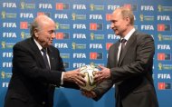 El presidente de la FIFA Joseph Blatter y el presidente ruso Vladimir Putin (D), cuyo país organizará la próxima Copa del Mundo de fútbol en 2018, durante una reunión celebrada el 13 de julio de 2014 en Rio de Janeiro (RIA NOVOSTI POOL/AFP | Aleksey Nikolsky)