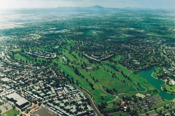 Dobson Ranch Golf Course為多布森計畫區內面積最大的單一設施，自然綠意與四周民房毗鄰。