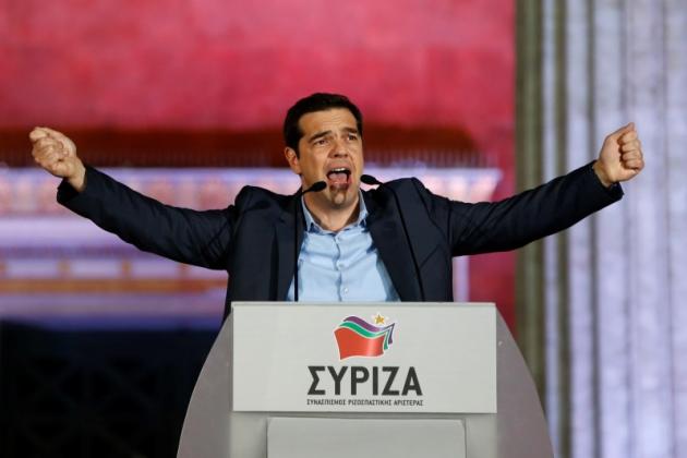 Le leader de la gauche radicale Alexis Tsipras a promis dimanche soir de mettre fin à cinq années d'austérité, "d'humiliation et de souffrance" imposées par les créanciers internationaux de la Grèce alors que son parti Syriza est donné grand vainqueur des élections législatives anticipées. Après décompte d'environ 92% des suffrages, Syriza est crédité de 36,3% des voix. /Photo prise le 25 janvier 2015/REUTERS/Marko Djurica