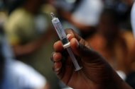 Os testes de uma nova vacina contra o Ebola serão acelerados, e a substância começará a ser administrada em setembro a voluntários saudáveis de Reino Unido, Gâmbia e Mali