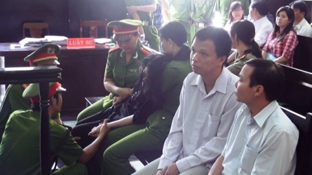 Nguyên nữ GĐ BV Tâm thần Tiền Giang cởi áo tại tòa 698402-20140331-064818-223