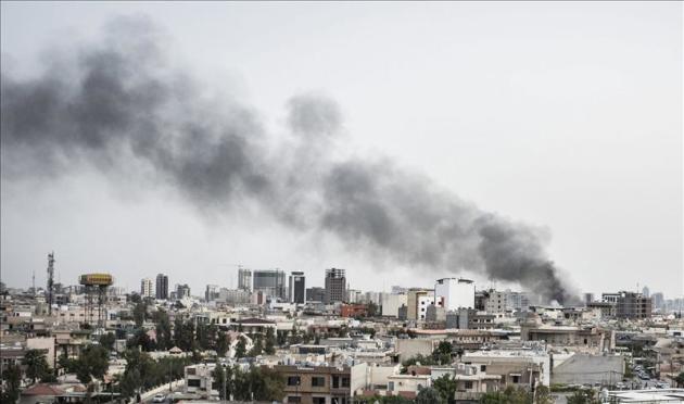 Vista del humo procedente de la explosión de un coche bomba, sobre los edificios de la ciudad de Erbil, Irak. EFE/Archivo