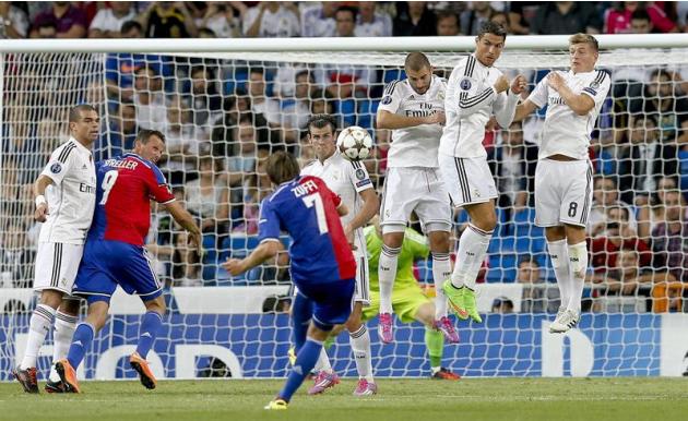 GRA598. MADRID. 16/09/2014.- El delantero del FC Basilea Luca Zuffi (3i) lanza un libre directo contra la portería del Real Madrid, durante el partido de la primera jornada de la fase de grupos de la 