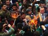 Des Kurdes de Syrie allument des torches alors qu'ils célèbrent la fête de Norouz à Damas, le 21 mars 2015