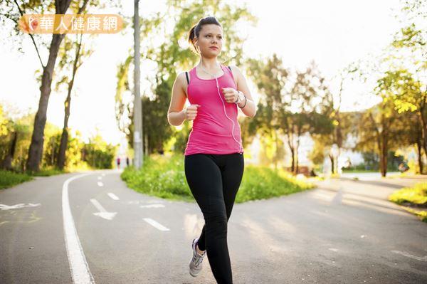 快走、跑步等有氧運動對於燃燒脂肪的效果較佳，規律進行可以幫助瘦身。