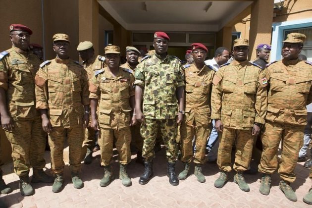Le lieutenant colonel Yacouba Isaac Zida au centre, après sa prise de pouvoir pour assurer «la transition», au Burkina Faso.