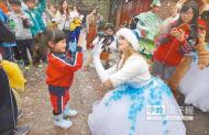 為迎接耶誕節，六福村主題樂園10日起推出浪漫的飄雪遊行；在繽紛的人造雪中，盛裝打扮的外國舞者邀民眾共舞。（范揚光攝）