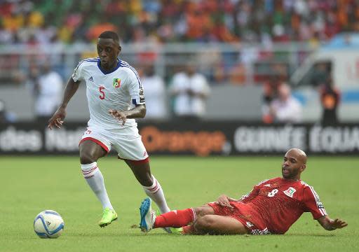 Arnold Bouka Moutou (I), de Congo, escapa de la marca de l volante Randy, de Guinea Ecuatorial, en el partido inaugural de la Copa de África de Naciones (CAN) de 2015, disputado el 17 de enero en Bata