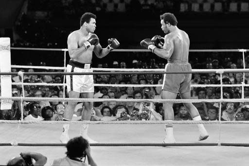 Muhammad Alí (dcha) y George Foreman (izqda), durante la pelea que les hizo famosos, el 30 de octubre de 1974, en el campeonato de los pesos pesados de EEUU, en Kinsasa
