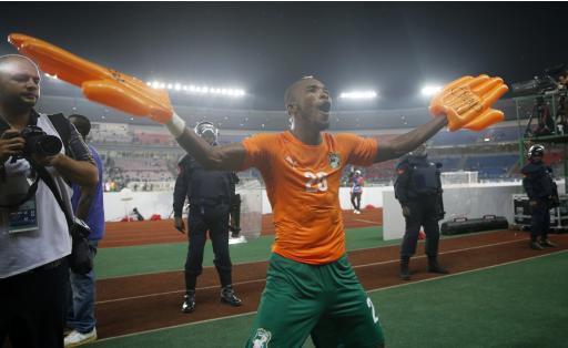 Ivory Coast's Die Serey celebrates with fans after winning their semi-final soccer match of the 2015 African Cup of Nations against Democratic Republic of Congo in Bata