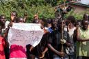 Des manifestants burundais anti-3e mandat du président Nkurunziza pendant un rassemblement à Musaga, un quartier de Bujumbura, le 29 mai 2015