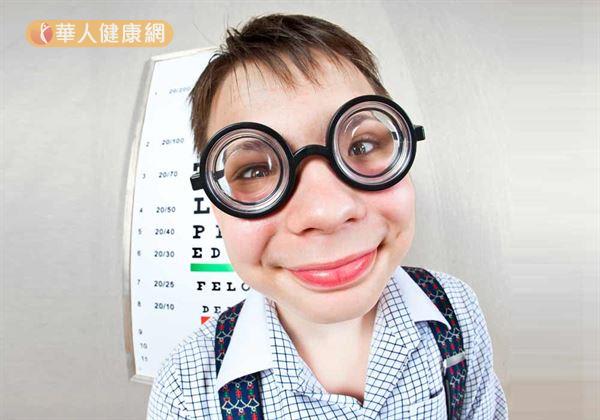 想要矯正孩子視力，可孩子卻戴不住眼鏡，導致近視度數節節飆升是許多家長的困擾。