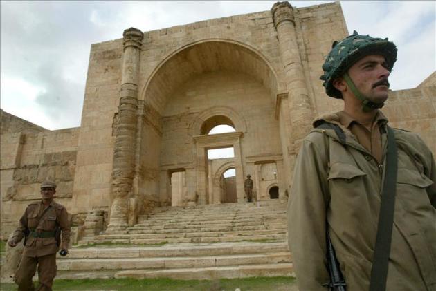 Agentes de seguridad vigilaban en 2004 las ruuinas de la ciudad de Hatra, en Irak. EFE/Archivo