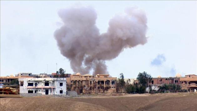 Una cortina de humo se eleva entre los edificios durante enfrentamientos entre el ejército iraquí y el grupo Estado Islámico (EI) en Tikrit, Irak, hoy, 31 de marzo de 2015. EFE