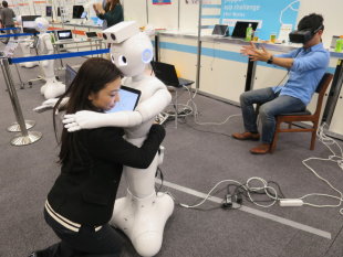 開發應用程式 機器人也會抱抱 