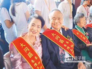 朱炳福、朱陳玉玔結縭52年，獲選今年度金婚夫妻。2人感情融洽，常一起參加各式活動。