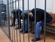 (8 mar) Suspeitos do assassinato escondem o rosto em um tribunal de Moscou