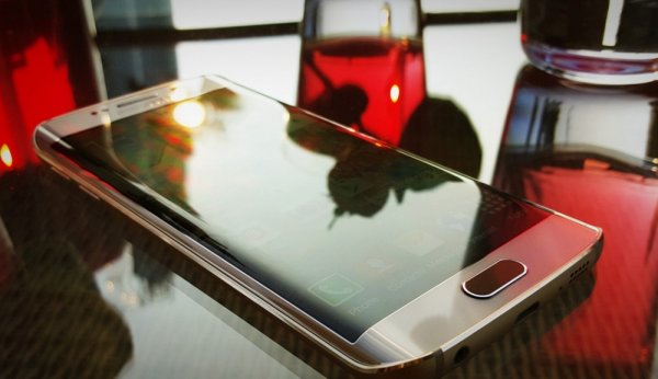 ▲Samsung Galaxy S6 Edge的主要特色，就是其雙曲面側螢幕的造型。