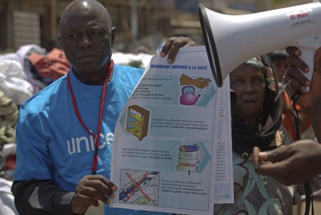 Campagne d'information: Un employé de l'UNICEF en action pour montrer les bons gestes pour se prémunir du virus. Source: observers.france24.com