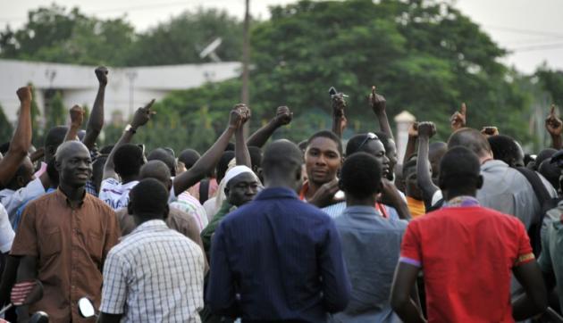 Rassemblement à Ouagadougou le 16 septembre 2015 après la prise d'otages au palais présidentiel du président intérimaire et de son Premier ministre
