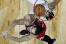 Anthony Davis, alero de los Pelicans de Nueva Orleáns, salta para encestar frente a Joakim Noah, de los Bulls de Chicago, en el duelo del sábado 7 de febrero de 2015 (AP Foto/Gerald Herbert)