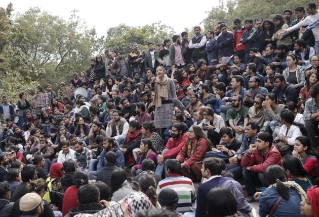 Les plus importantes manifestations étudiantes depuis un quart de siècle en Inde se sont étendues lundi sur les campus du pays, après l'arrestation d'un étudiant accusé de sédition. La colère provoquée par l'arrestation du leader étudiant de gauche Kanhaiya Kumar a débouché sur des rassemblements dans au moins 18 universités du pays, dont le plus important à l'Université Jawaharlal Nehru (JNU) (photo). /Photo prise le 15 février 2016/REUTERS/Anindito Mukherjee