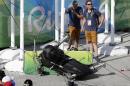 Una cámara de tomas aéreas quedó tirada en la zona del Parque Olímpico luego que dos de los cables que la suspendían reventaron, en los Juegos de Río de Janeiro, Brasil, el lunes 15 de agosto de 2016. (AP Foto/Robert F. Bukaty)