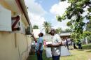 Des membres de l'équipe de prévention contre le virus Zika, le 25 février 2016 à Baie-Mahault, en Guadeloupe