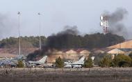 De la fumée s'élève de la base militaire de Los Llanos après le crash d'un avion militaire grec F-16, le 26 janvier 2015 à Albacete, en Espagne