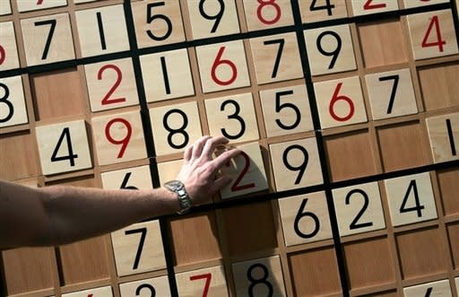 Una persona intenta completar un juego de sudoku