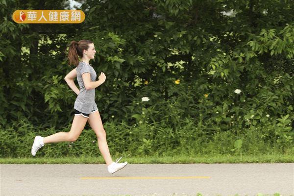 對一般人來說，只靠跑步的減重速度緩慢，建議搭配多元的體能訓練，以提升運動減脂的效果。