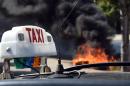 Les politiques écartelés entre soutien aux taxis et dénonciation des violences