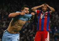 Manchester City's Sergio Aguero (L) celebrates after he scored the winning goal as Bayern Munich's Jerome Boateng reacts during their Champions League Group E soccer match in Manchester, November 25, 2014. REUTERS/Phil Noble (BRITAIN - Tags: SPORT SOCCER TPX IMAGES OF THE DAY)