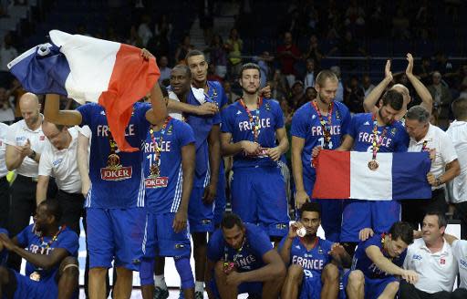 L'équipe de France célèbre sa médaille de bronze à la Coupe du Monde de basket, obtenue face à la Lituanie, le 13 septembre 2014 à Madrid