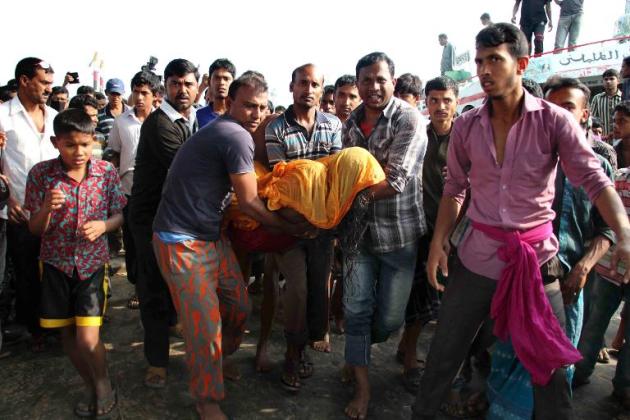 Voluntários retiram vítima do naufrágio no rio Padma