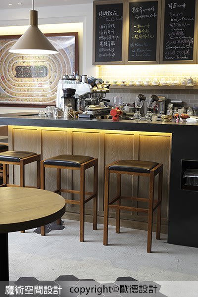 透過軟/硬、新/舊、冷/暖元素的對比，為咖啡店構築出剛柔並濟的視覺感受。