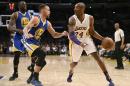 Kobe Bryant, alero de los Lakers de Los Ángeles, trata de driblar a Stephen Curry, de los Warriors de Golden State en el partido realizado el domingo 6 de marzo de 2016 (AP Foto/Kelvin Kuo)