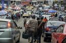 Des Camerounais vendeurs de rue cherchent des clients, à Yaounde le 27 avril 2015