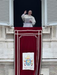 Le pape François lors de l'Angélus sur la place Saint-Pierre à Rome, le 28 février 2016