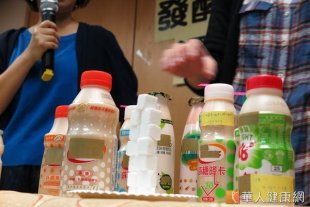 董氏基金會104年調查市售20項發酵乳飲料產品，共有12項產品，一瓶全喝下肚就超過一日糖攝取量的標準了。（攝影／駱慧雯）