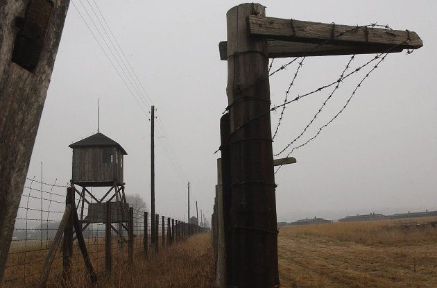 ARCHIVO - Foto de archivo, 9 de noviembre de 2005, de torres de vigilancia y una cerca de alambre de púas en el ex campo de la muerte de Majdanek, en las afueras de Lublin, Polonia. El jefe de la fiscalía especial alemana que investiga los crímenes de guerra nazis, Kurt Schrimm, dijo el martes 20 de mayo de 2014 que la primera etapa de una investigación de cientos de ex guardias de Majdanek ha terminado, y espera recomendar a la procuraduría que instruya cargos contra varios sospechosos en las próximas dos semanas. (AP Photo/Czarek Sokolowski,file)