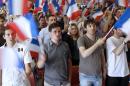 Fréjus: La police de la municipalité FN tente d'évacuer un stand du Front de gauche