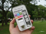 其實「PhotoFast」確實在很早期就伴隨著 iPhone 推出，提供 iOS 裝置專屬的「i-FlashDrive」隨身碟來擴增容量、備份、交換檔案，一直以來也都被稱為 iPhone 的夢幻逸品，如今已經發展到最新款的「i-FlashDrive MAX」，究竟與之前產品的差異何在呢？