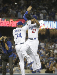 Matt Kemp (derecha) y Kenley Jansen de los Dodgers de Los Ángeles celebran la victoria de su equipo por 4-2 ante los Gigantes de San Francisco, en un partido disputado el 23 de septiembre de 2014 en Los Ángeles. (Foto AP/Jae C. Hong)