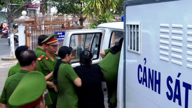 Nguyên nữ GĐ BV Tâm thần Tiền Giang cởi áo tại tòa 698405-20140331-064813-152
