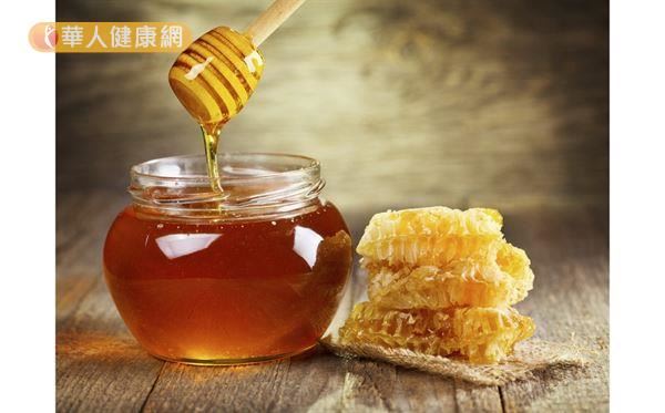 蜂蜜具有抗菌性能、熱量也較精緻糖低。