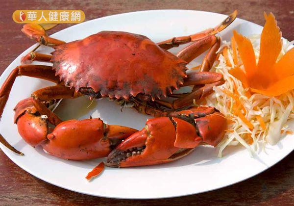 螃蟹含大量膽固醇，尤其最美味的蟹黃、蟹膏，最容易讓膽固醇失控。